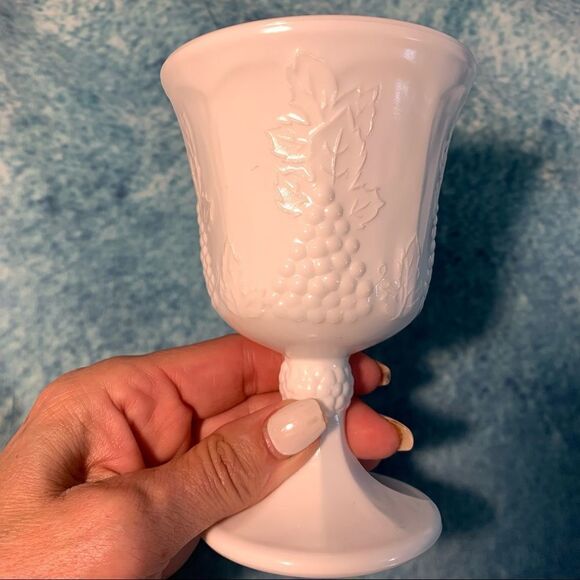 SET TWO WHITE MILK GLASS GOBLETS GRAPE DETAIL VINTAGE - Picture 6 of 8